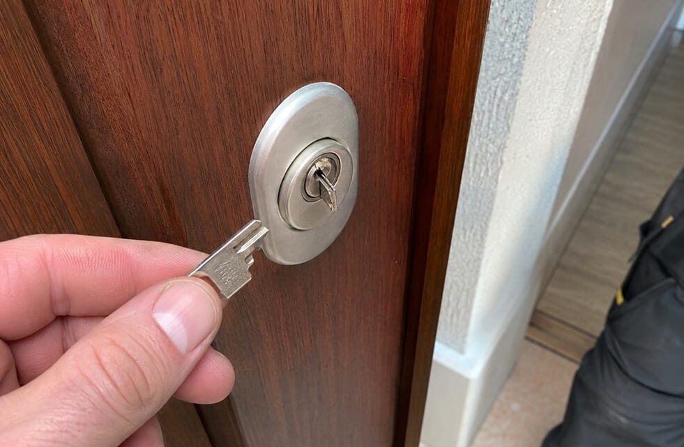 Bombín antibumping instalado en puerta de entrada en Alboraya