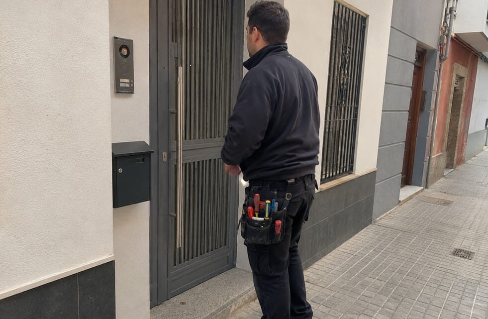 Cerrajero en La Patacona junto a una vivienda cercana a la playa